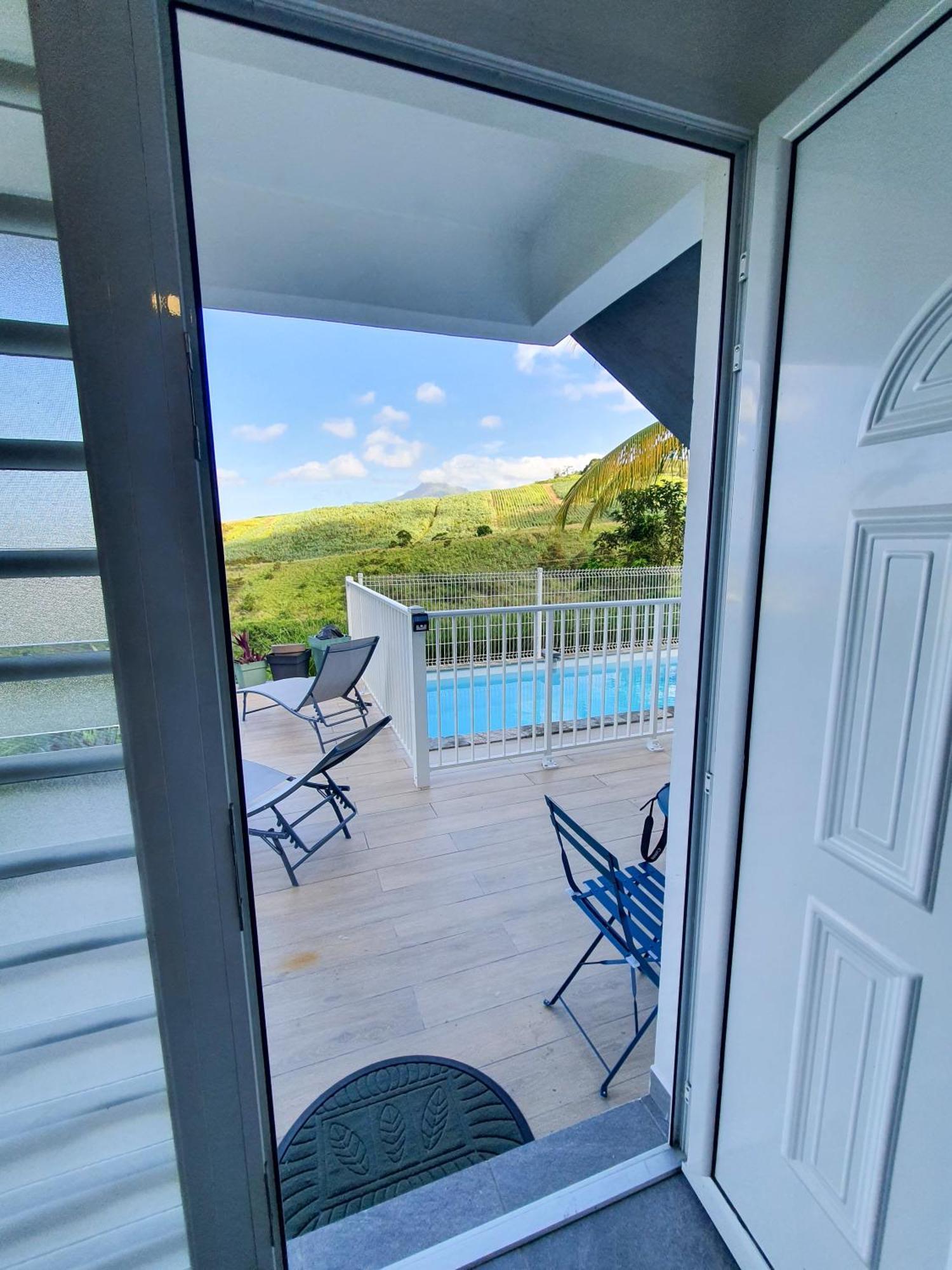 Studio Chez Anna - Vue Mer Et Piscine Ле Карбе Екстериор снимка